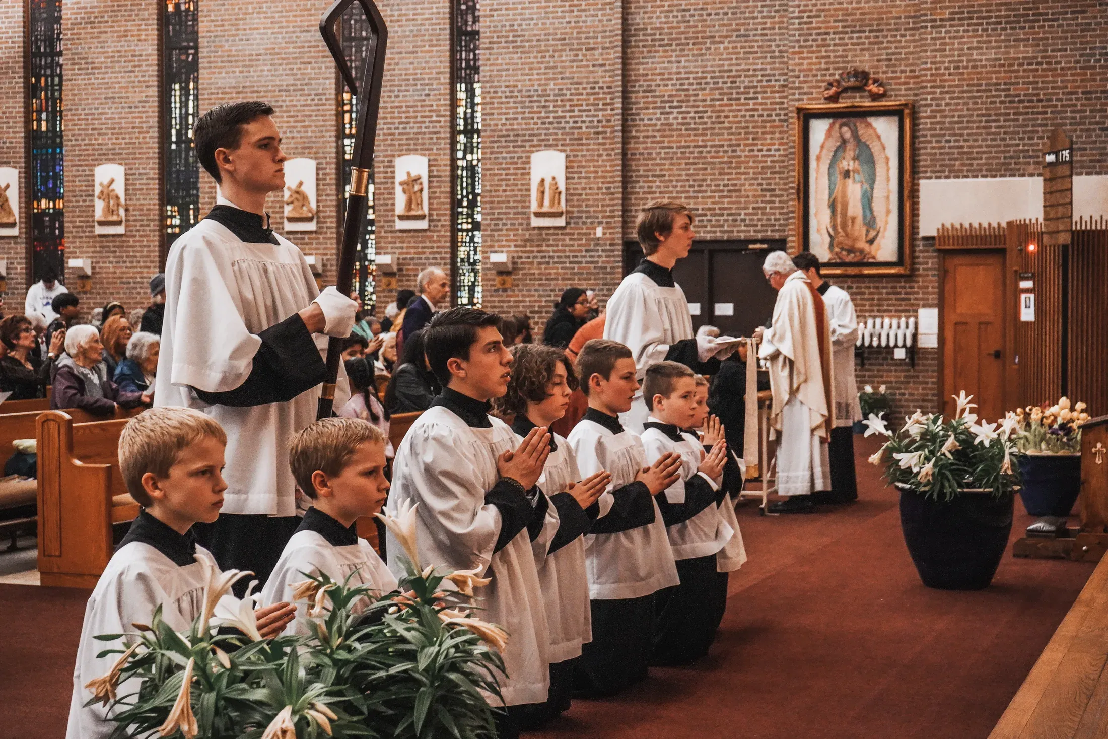 Monaguillos y feligreses reunidos en oración